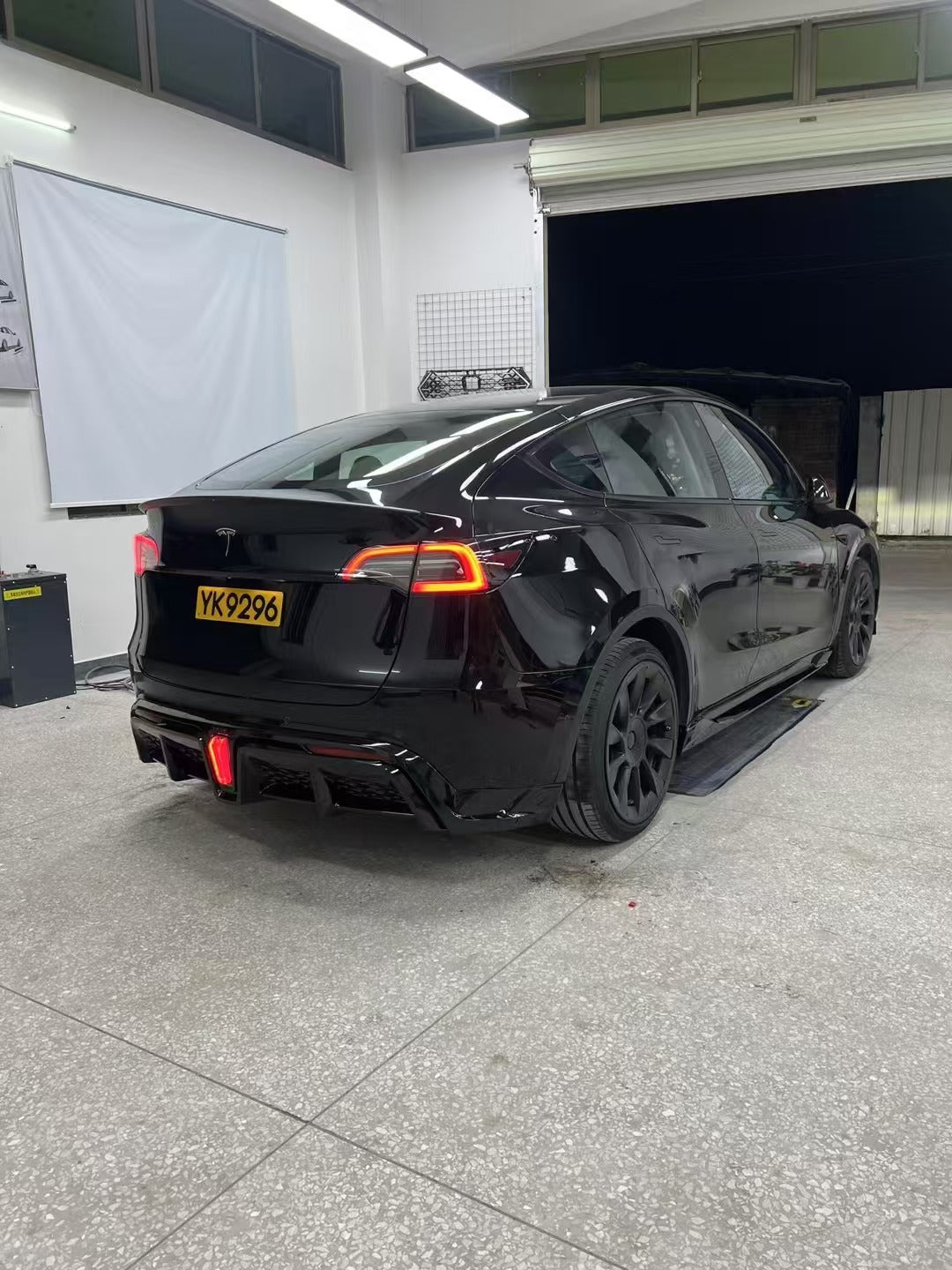 Tesla Model Y / Performance 2021-ON with Aftermarket Parts - Loong Flames Max Rear Diffuser PP from Yofer.co
