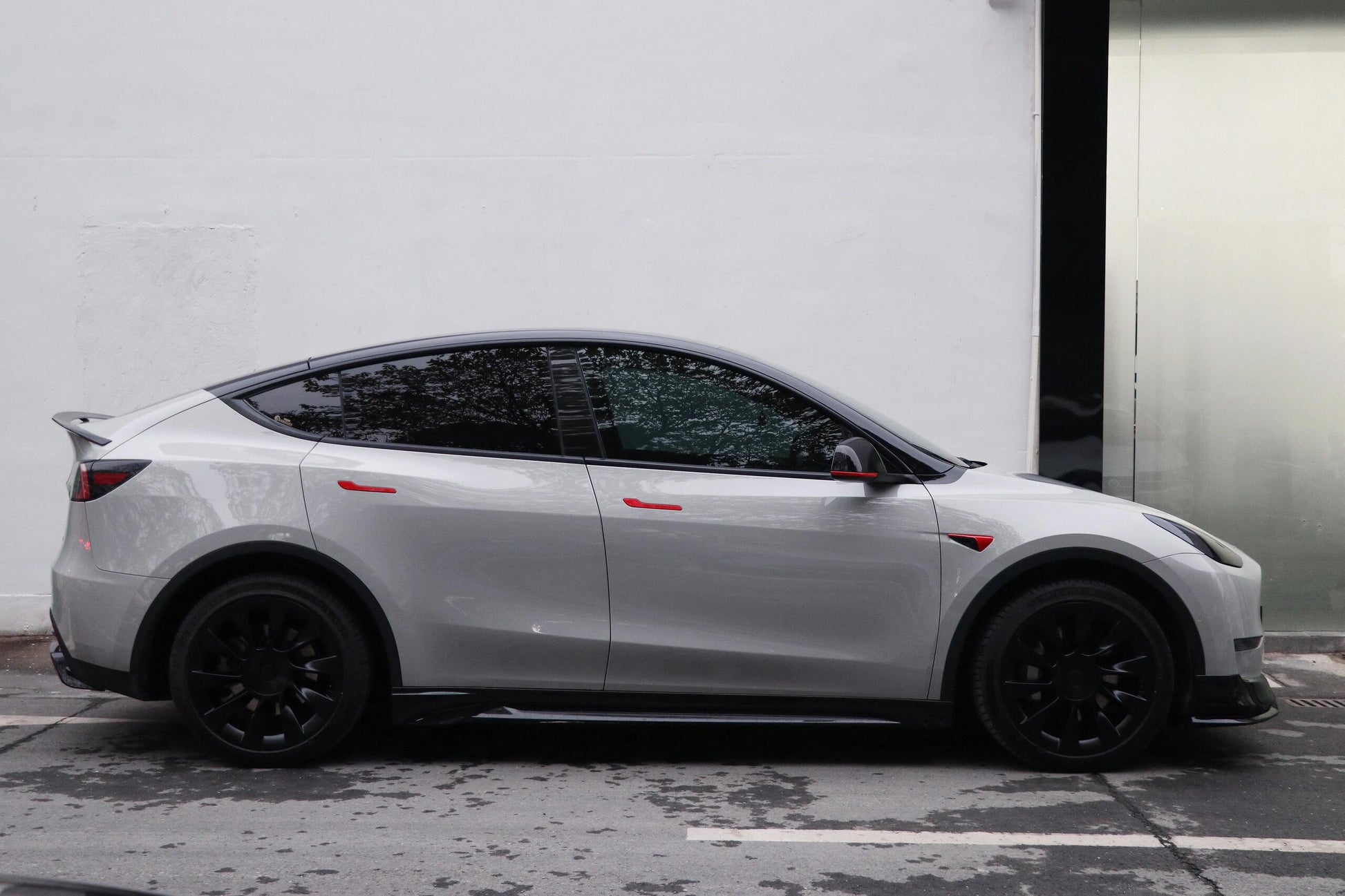 Tesla Model Y / Performance 2021 2022 2023 2024 with Aftermarket Parts - Loong Flames Style Rear Spoiler Wing Carbon Fiber from Yofer.co